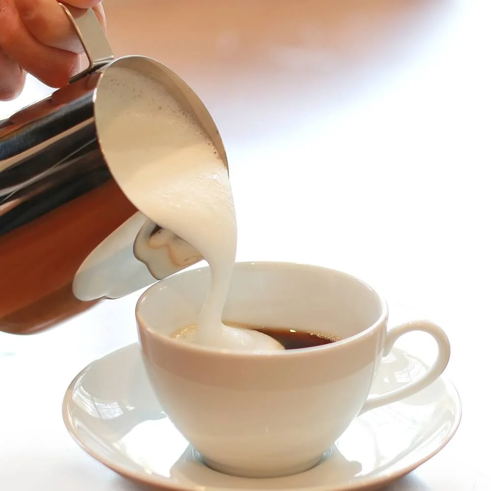 ریختن کف شیر در اسپرسو