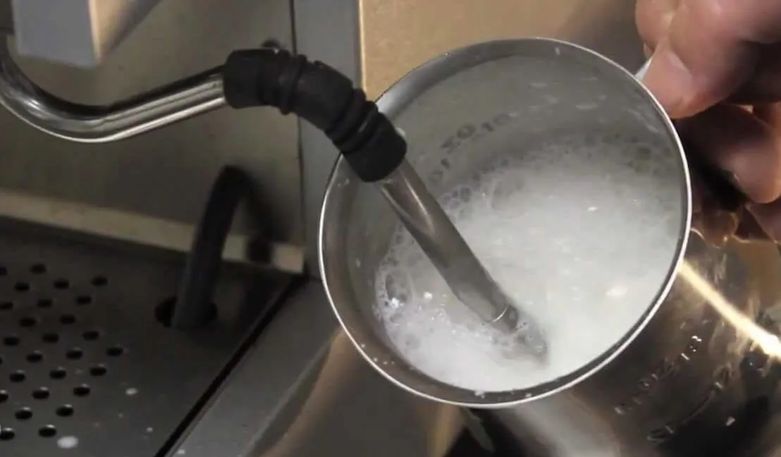 تهیه کف شیر با دستگاه اسپرسوساز