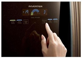 صفحه نمایش لمسی ضد آب در یخچال سه درب هیتاچی HITACHI